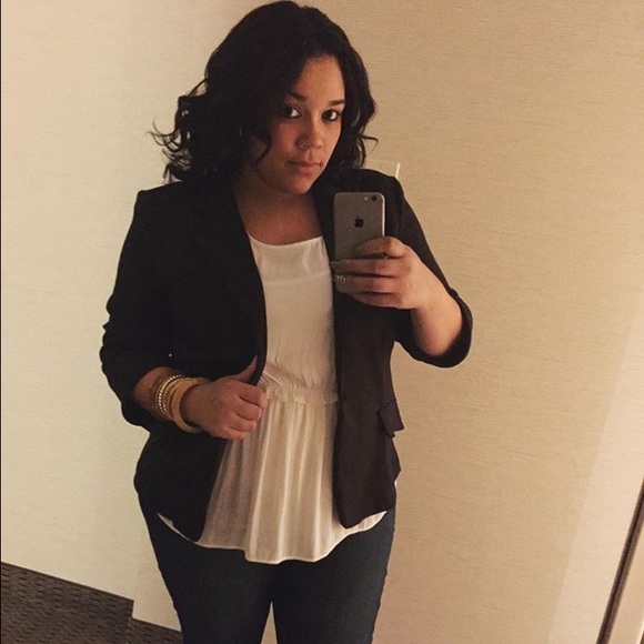 Profile Picture of Nicole Gowens (@nicki6125) on Poshmark