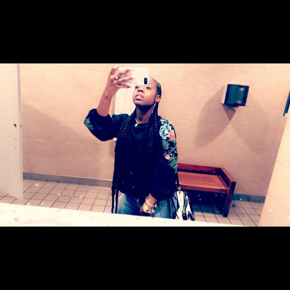 Profile Picture of Shiloh Nelson (@18shiloh24) on Poshmark