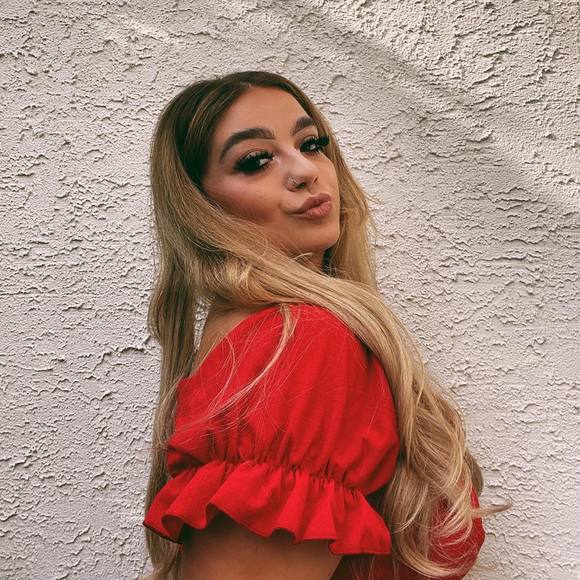 Profile Picture of Julia Ziegler (@julia_ziegler) on Poshmark