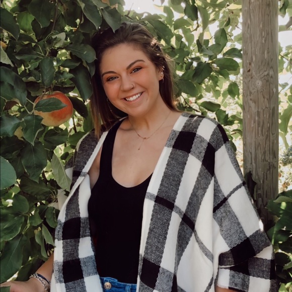 Profile Picture of Ana Tarshis (@anagab6) on Poshmark