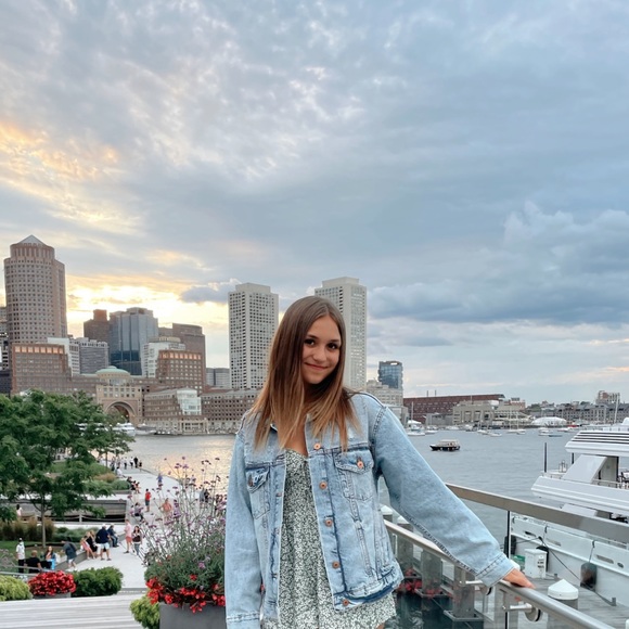 Profile Picture of Danielle Roberge (@danielle2667) on Poshmark