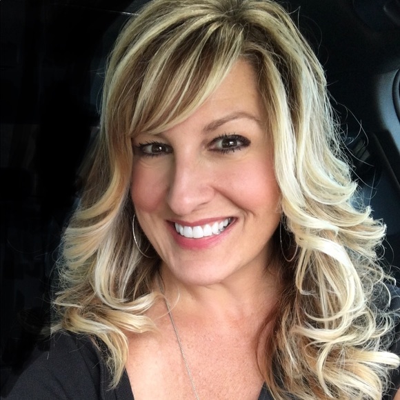 Profile Picture of Paula Lalli (@paula475) on Poshmark