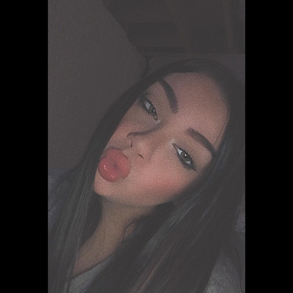 Profile Picture of Chloe Redburn (@chloeredburn) on Poshmark