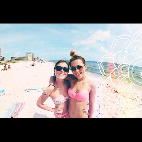 Profile Picture of Holly Middlemas (@hollylovesu) on Poshmark