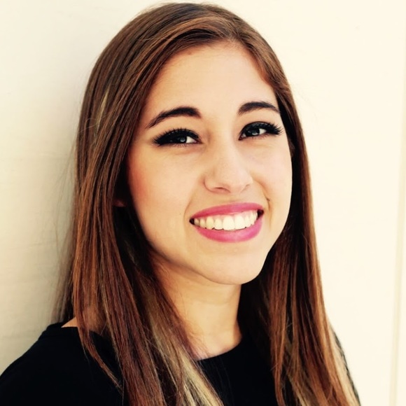 Profile Picture of Nicole Bastos (@nabastos21) on Poshmark