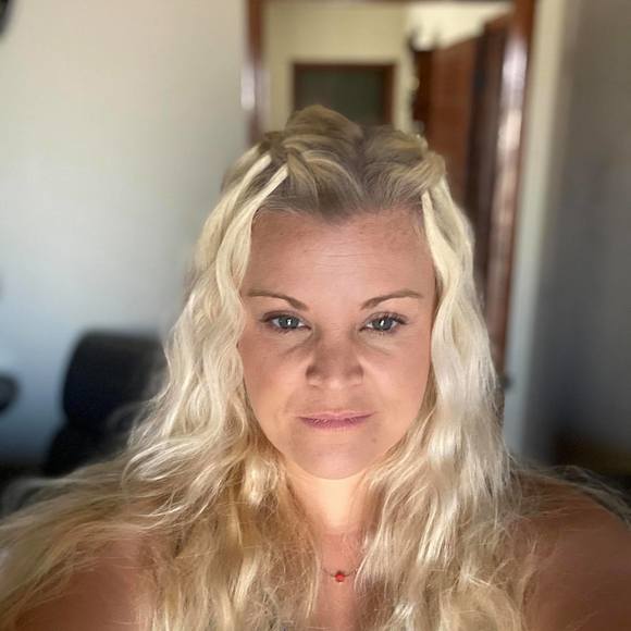 Profile Picture of Amanda Vogl (@ammvogl) on Poshmark