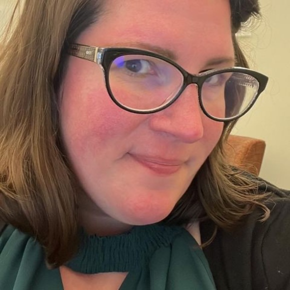 Profile Picture of Kristin Weinkauf (@coloringthemind) on Poshmark