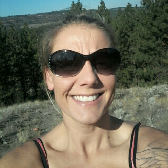 Profile Picture of Melissa Andersen (@missnscott1) on Poshmark