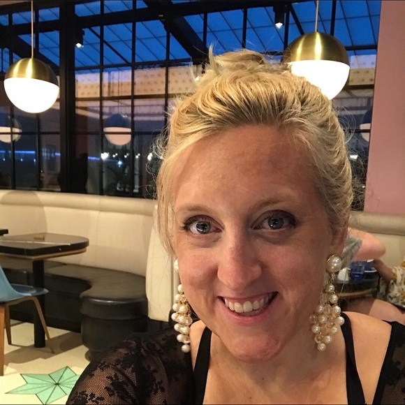 Profile Picture of Lara Maclean (@laramaclean) on Poshmark