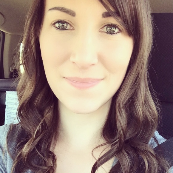 Profile Picture of Heather Walden (@litluve) on Poshmark