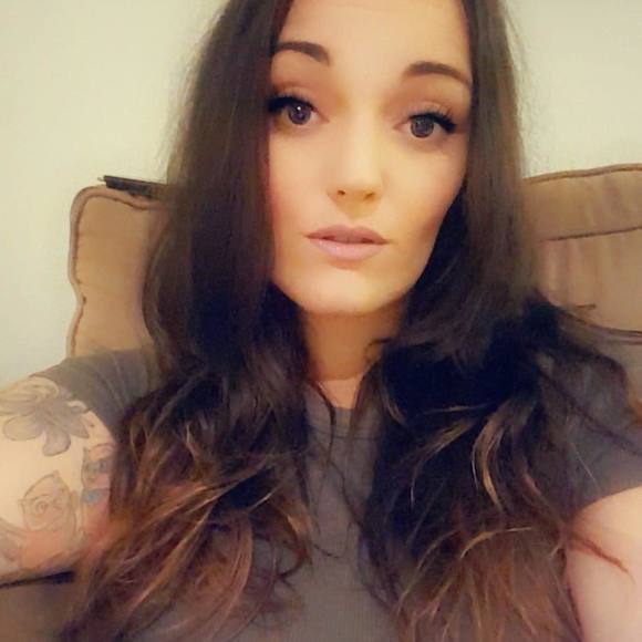 Profile Picture of Victoria Devine (@finefinedivine) on Poshmark