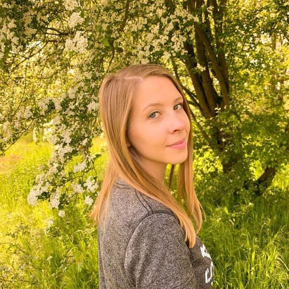 Profile Picture of Leoni Brodhun (@leonii93) on Poshmark