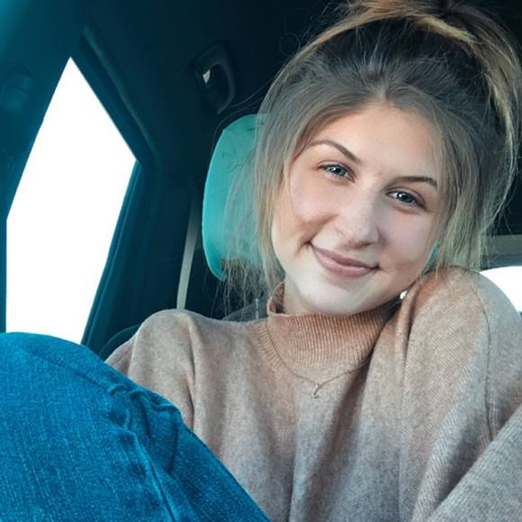 Profile Picture of Miah Schaefer (@miahschaefer) on Poshmark