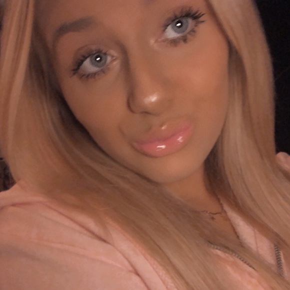 Profile Picture of Juliane Stockton (@julianewallen) on Poshmark