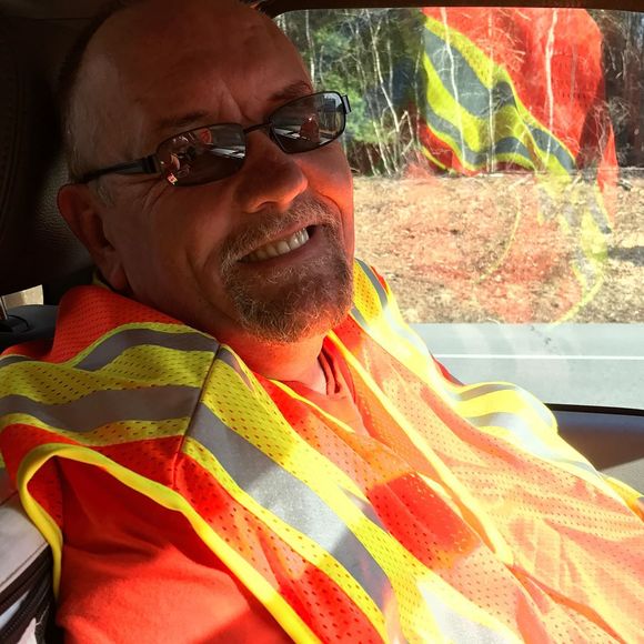 Profile Picture of Karl Gillow (@karlcarol) on Poshmark