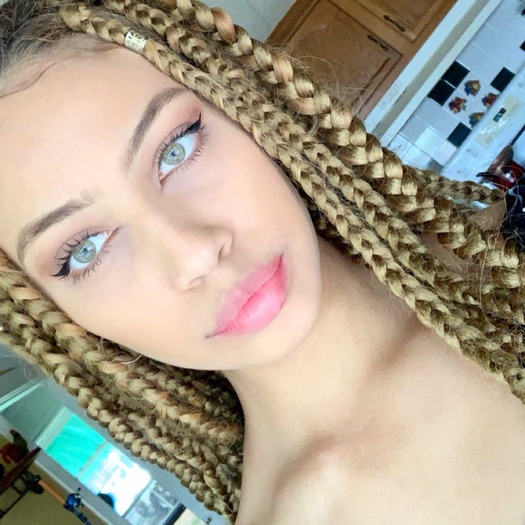 Profile Picture of Adriana Grajeda (@adrianagrajeda) on Poshmark