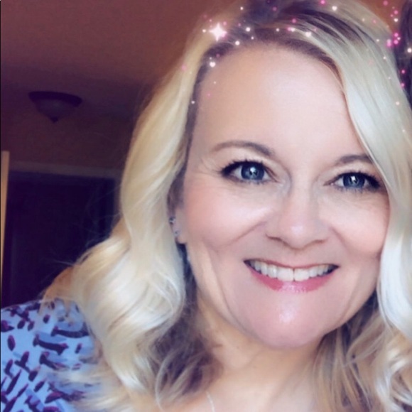 Profile Picture of Karen Mattheu (@allsherote) on Poshmark