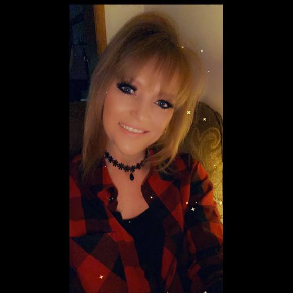 Profile Picture of Lisa Losinski (@lisakae69) on Poshmark