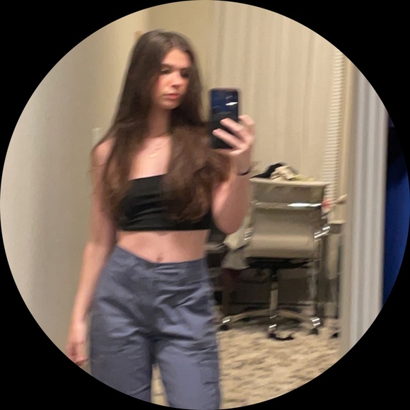 Profile Picture of Olivia Casey (@oliviaacasey) on Poshmark