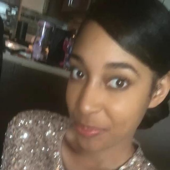 Profile Picture of Monique Hanson (@chellybelly18) on Poshmark