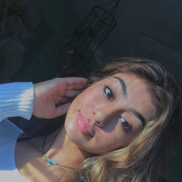 Profile Picture of Veronica Katchmer (@veronicak8) on Poshmark