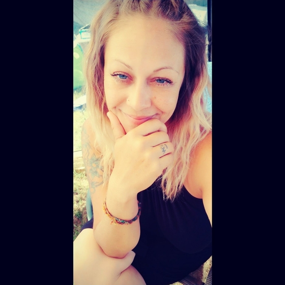 Profile Picture of Amanda Dyer (@rusticheartland) on Poshmark