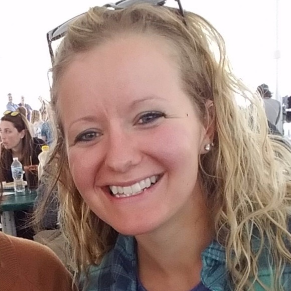 Profile Picture of Rebecca Manning (@becsuem) on Poshmark