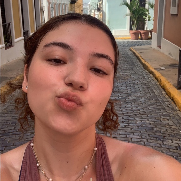 Profile Picture of Alexa Ingram (@alexaingram827) on Poshmark