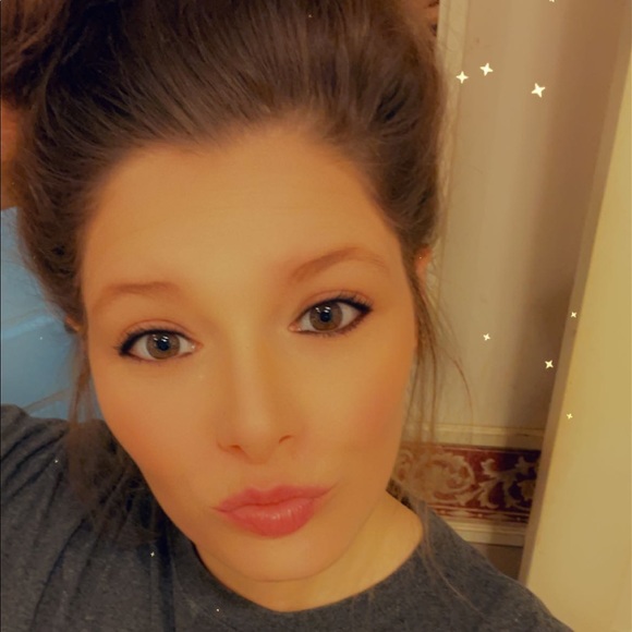 Profile Picture of Nikki Saulters (@nikkisaulters) on Poshmark