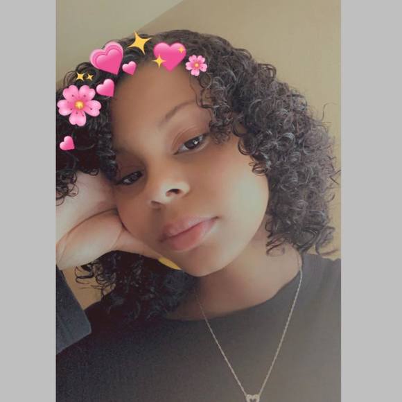 Profile Picture of Taveaha Lavallais (@taveahal) on Poshmark