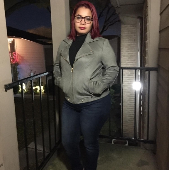 Profile Picture of Claudia Galeano (@claudiagalea566) on Poshmark