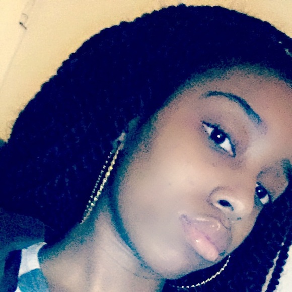 Profile Picture of Laresa Poole (@sp0ild0lll) on Poshmark