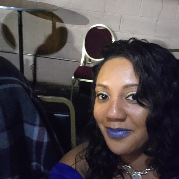 Latania Anderson - Poshmark Profile Picture of Latania Anderson (@sunshinesgreat) on Poshmark