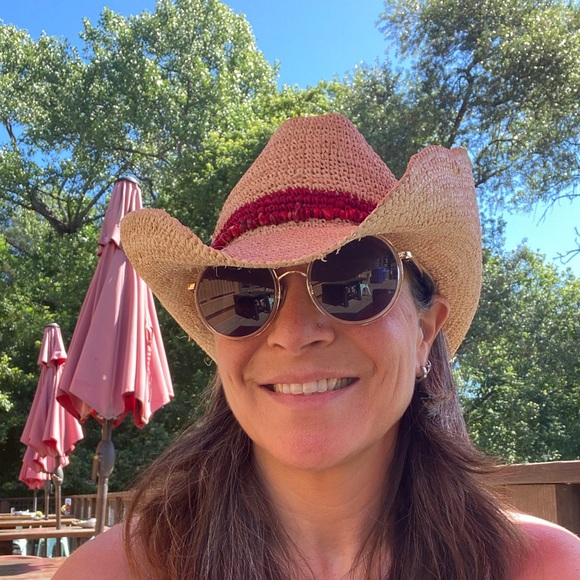 Profile Picture of Hollie Malamud (@bethhollie0621) on Poshmark