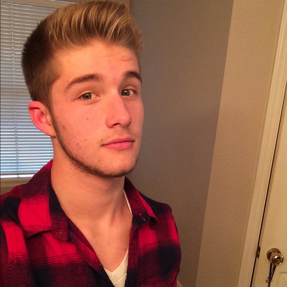 Profile Picture of Austin Vickers (@avick14) on Poshmark