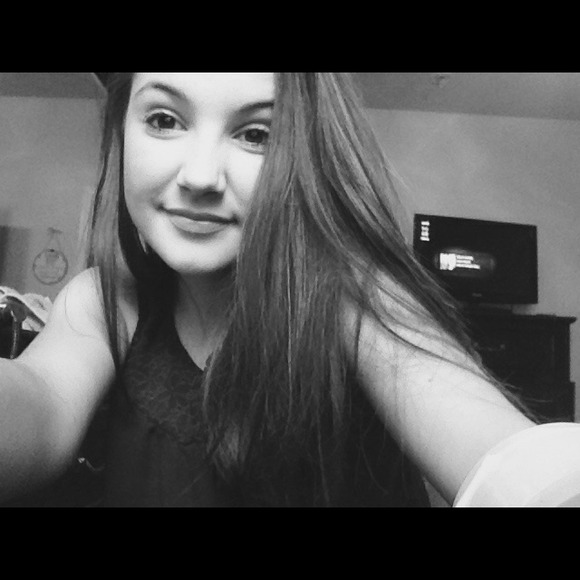 Profile Picture of Peyton Karbash (@peypeyk) on Poshmark