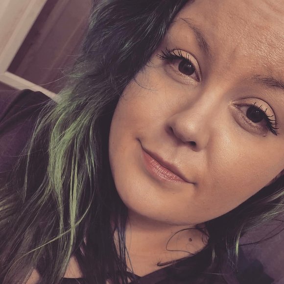Profile Picture of Kara Sehi (@admiralsnackbar) on Poshmark