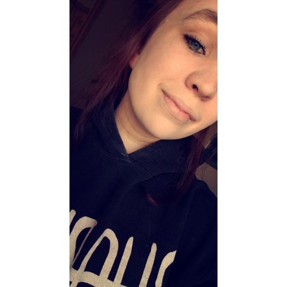 Profile Picture of Sadie Kampsula (@skampsula) on Poshmark