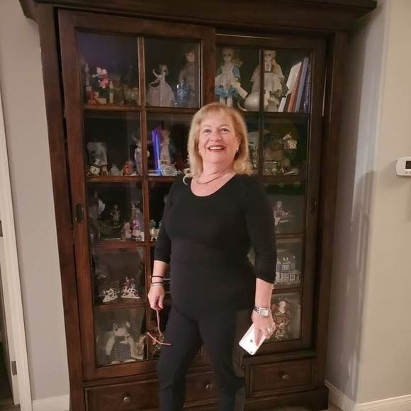 Profile Picture of Elizabeth Aharoni (@laharoni56) on Poshmark