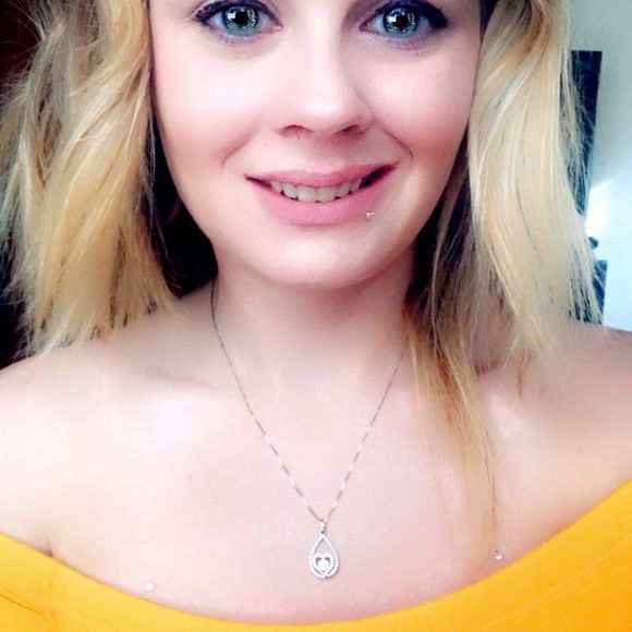 Profile Picture of Anna Citero (@annacitero) on Poshmark