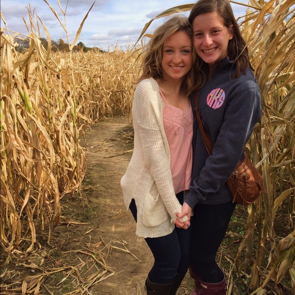 Profile Picture of Carly Brinks (@carlybrinks) on Poshmark