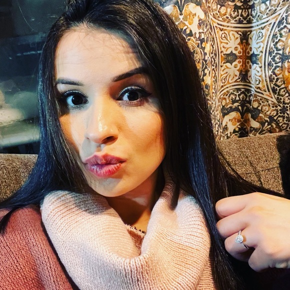 Profile Picture of Alexandra Gonzalez (@aygg0926) on Poshmark