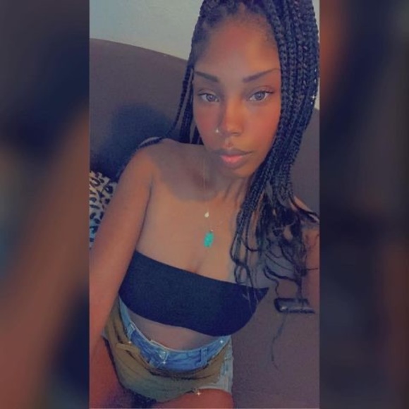 Profile Picture of Melissa Horton (@melissah9020) on Poshmark