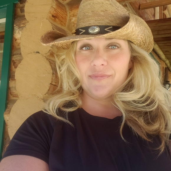 Profile Picture of Nicole Nimmons (@nnimmons) on Poshmark