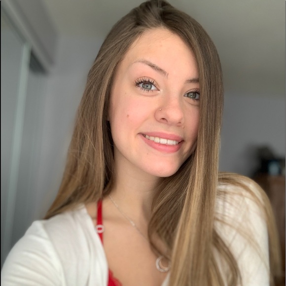 Profile Picture of Carly Lamb (@carlyylamb) on Poshmark