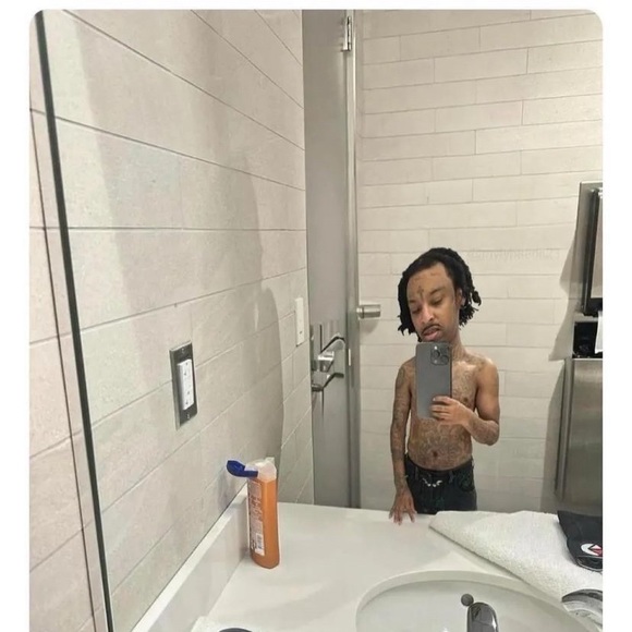 Profile Picture of Damian James (@carlosordeez) on Poshmark