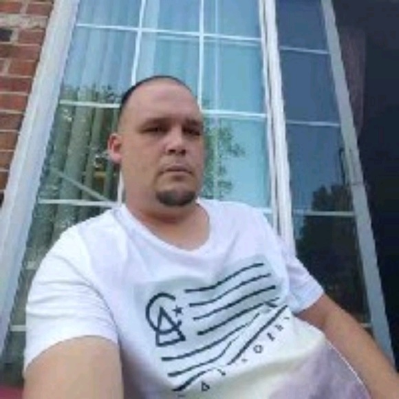 Profile Picture of Luis Saez (@saezluis) on Poshmark