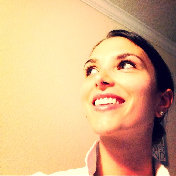 Profile Picture of Nicole Morino (@fashiondiva84) on Poshmark