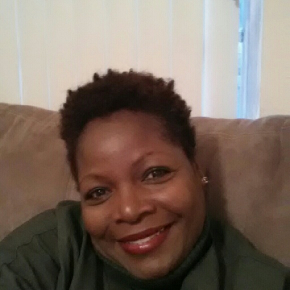 Profile Picture of Robin Brents (@rbren001) on Poshmark