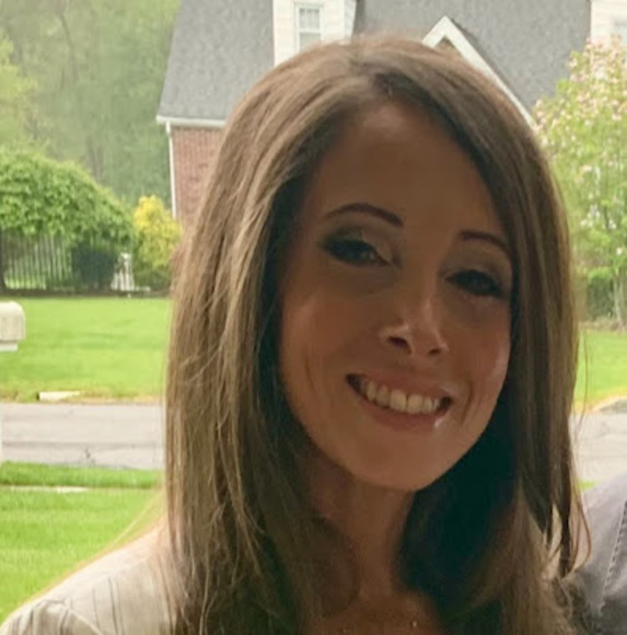 Profile Picture of Daniela Mauriello (@dfmauriello) on Poshmark